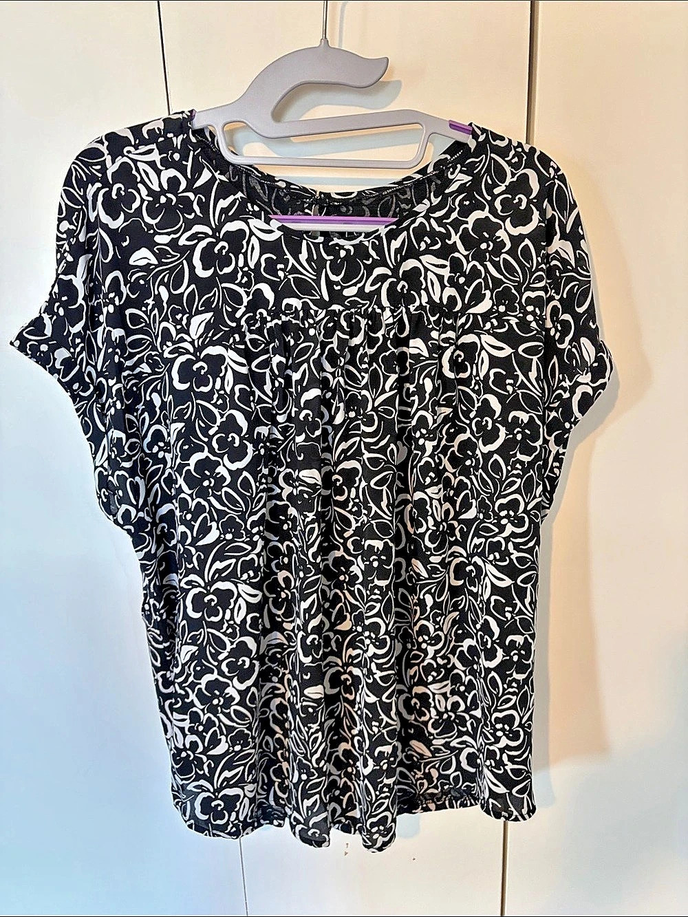LOFT Outlet Floral Short Sleeve Blouse in Black & White Like New